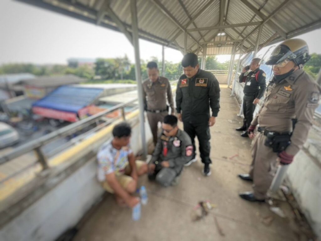 ข่าวพิษณุโลก - กระโดดสะพานลอยหน้า รร.ดังพิษณุโลก 3 ข่าวพิษณุโลก - กระโดดสะพานลอยหน้า รร.ดังพิษณุโลก 3