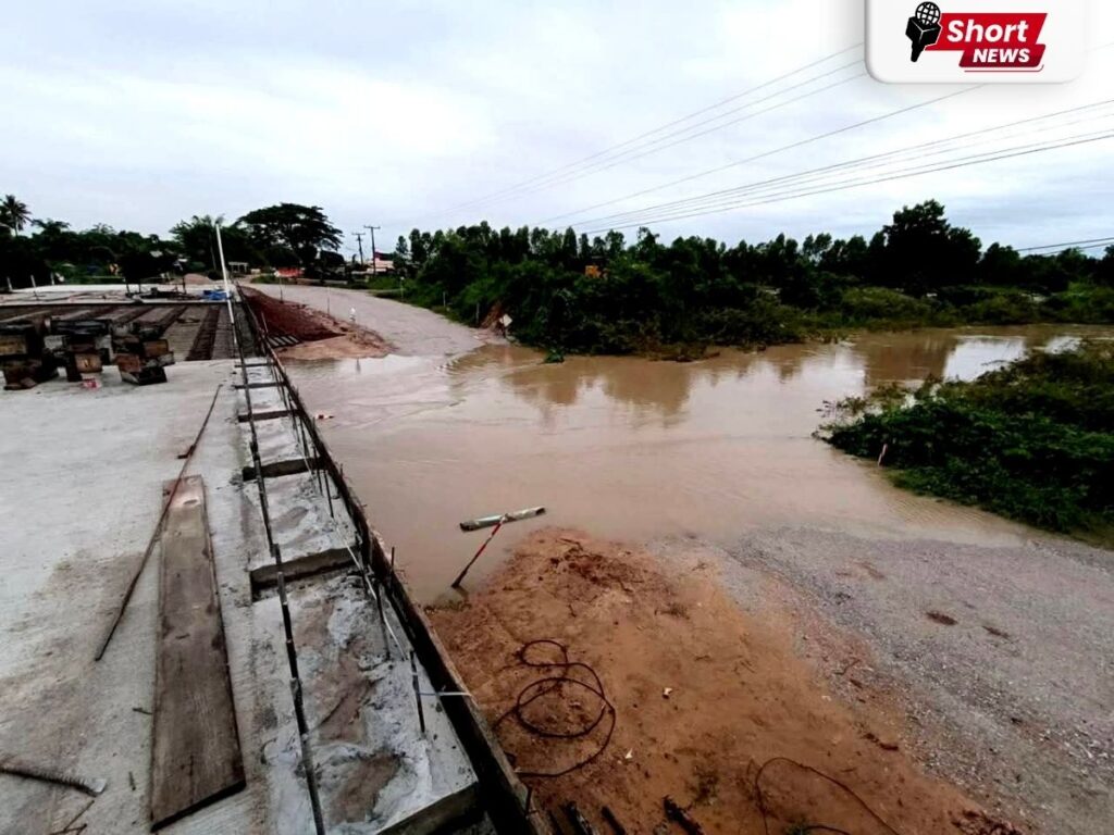 เร่งแก้ไขถนนทางเบี่ยงขาด! ใกล้สะพานหนองบึงมอ หลังน้ำท่วมหนัก คาดเปิดใช้ได้ใน 2-3 วัน (3) เร่งแก้ไขถนนทางเบี่ยงขาด! ใกล้สะพานหนองบึงมอ หลังน้ำท่วมหนัก คาดเปิดใช้ได้ใน 2-3 วัน (3)