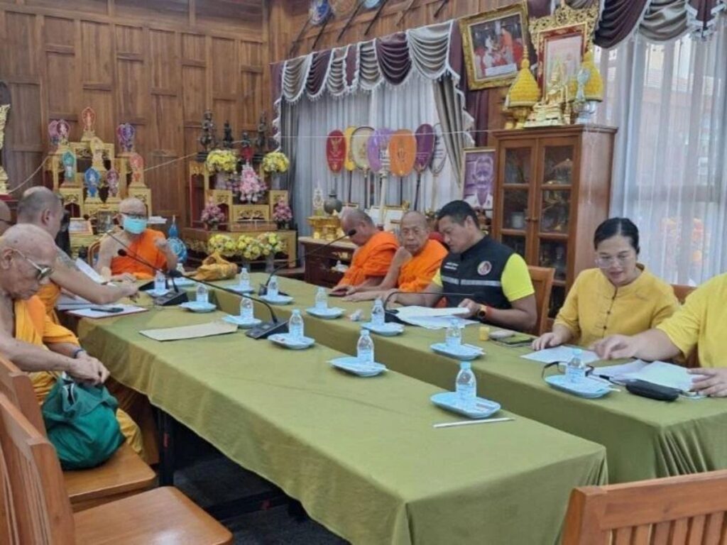 พิษณุโลก สั่งพักงาน “พระครูชุบ” เจ้าอาวาสวัดนางพญา ฐานละเมิดพระจริยาพระสังฆาธิการ (3) พิษณุโลก สั่งพักงาน “พระครูชุบ” เจ้าอาวาสวัดนางพญา ฐานละเมิดพระจริยาพระสังฆาธิการ (3)