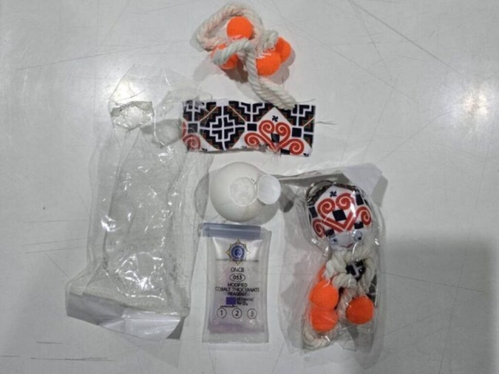 รวบหนุ่มเพชรบูรณ์ ซุกไอซ์ในหัวตุ๊กตาเกือบ 800 ตัว หนัก 14.5 กก. เตรียมส่งญี่ปุ่น (2) รวบหนุ่มเพชรบูรณ์ ซุกไอซ์ในหัวตุ๊กตาเกือบ 800 ตัว หนัก 14.5 กก. เตรียมส่งญี่ปุ่น (2)