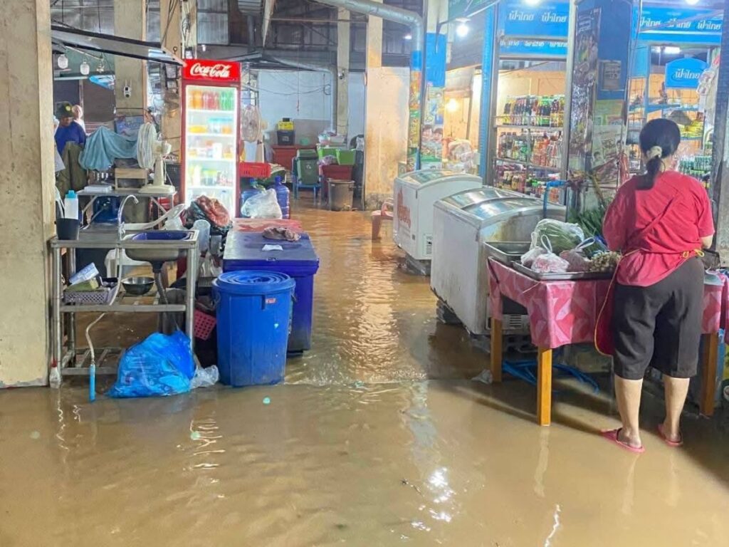 คลองวัดตายมน้ำล้นตลิ่ง ทะลักเข้าท่วมตลาดสด ถนนหลายจุด อ.บางกระทุ่ม พิษณุโลก (2)