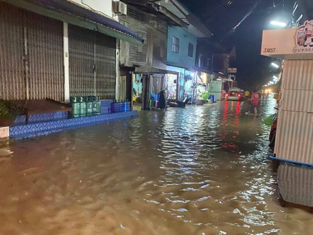คลองวัดตายมน้ำล้นตลิ่ง ทะลักเข้าท่วมตลาดสด ถนนหลายจุด อ.บางกระทุ่ม พิษณุโลก (3)