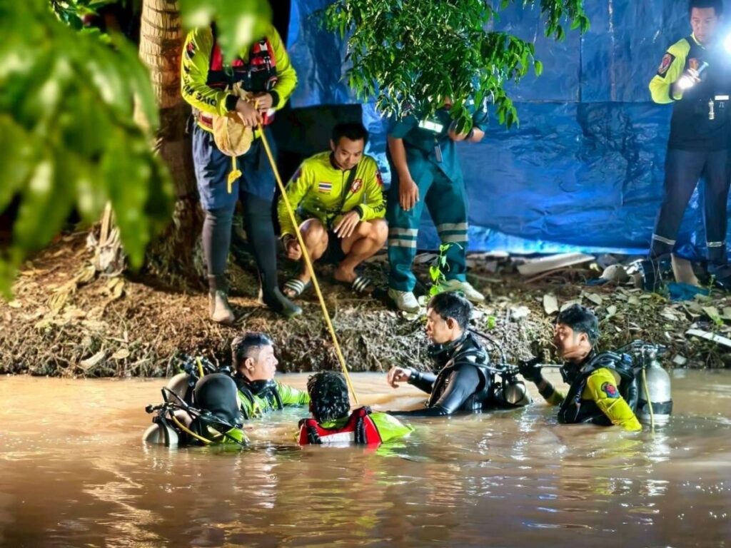 พบศพหญิงวัย 81 ปี สูญหายในสระน้ำ บ้านกลับพวง อ.บางระกำ จ.พิษณุโลก (4)