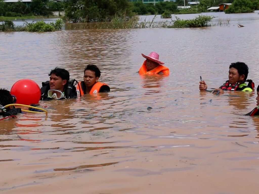 สลด หนุ่มวัย 20 ปีออกหาปลา ถูกน้ำซัดเรือจม พบเสียชีวิตแล้วที่หล่มสัก เพชรบูรณ์ (3) สลด หนุ่มวัย 20 ปีออกหาปลา ถูกน้ำซัดเรือจม พบเสียชีวิตแล้วที่หล่มสัก เพชรบูรณ์ (3)