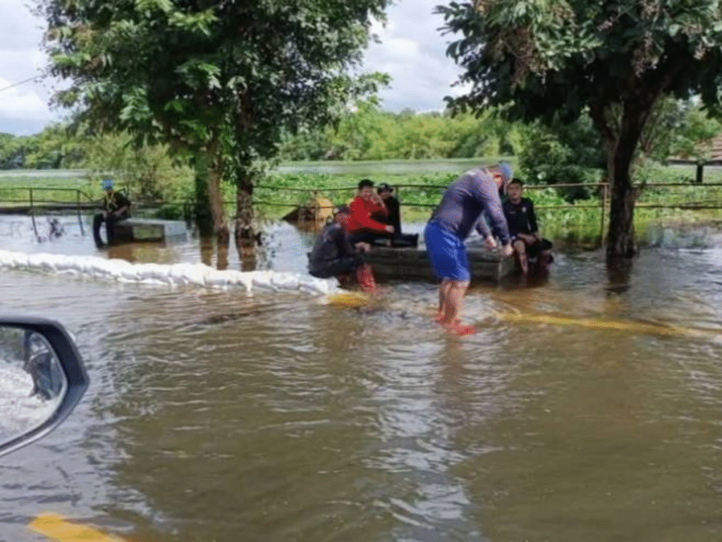 น้ำกุดปลาขาวเอ่อท่วมถนน เจ้าหน้าที่เร่งเสริมกระสอบทรายป้องกันน้ำเข้าชุมชน (2)