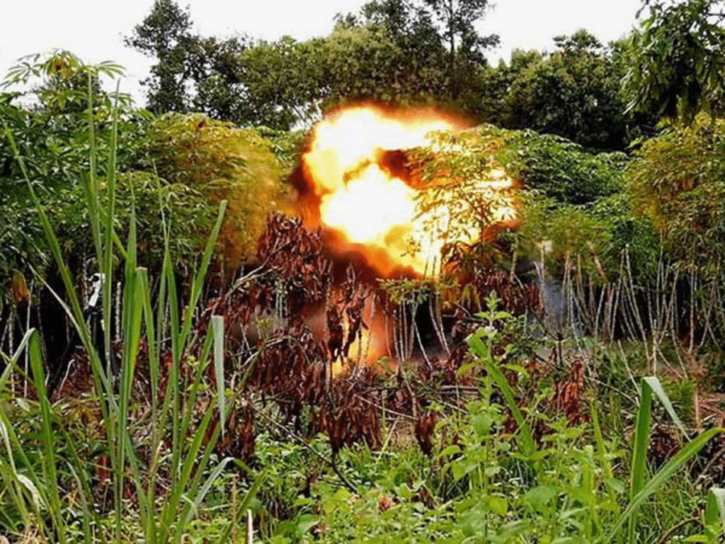 อุบลฯ พบหัวจรวด BM-21 ตกข้างบ้านและไร่มัน เจ้าหน้าที่เร่งเก็บกู้ทำลาย (3)