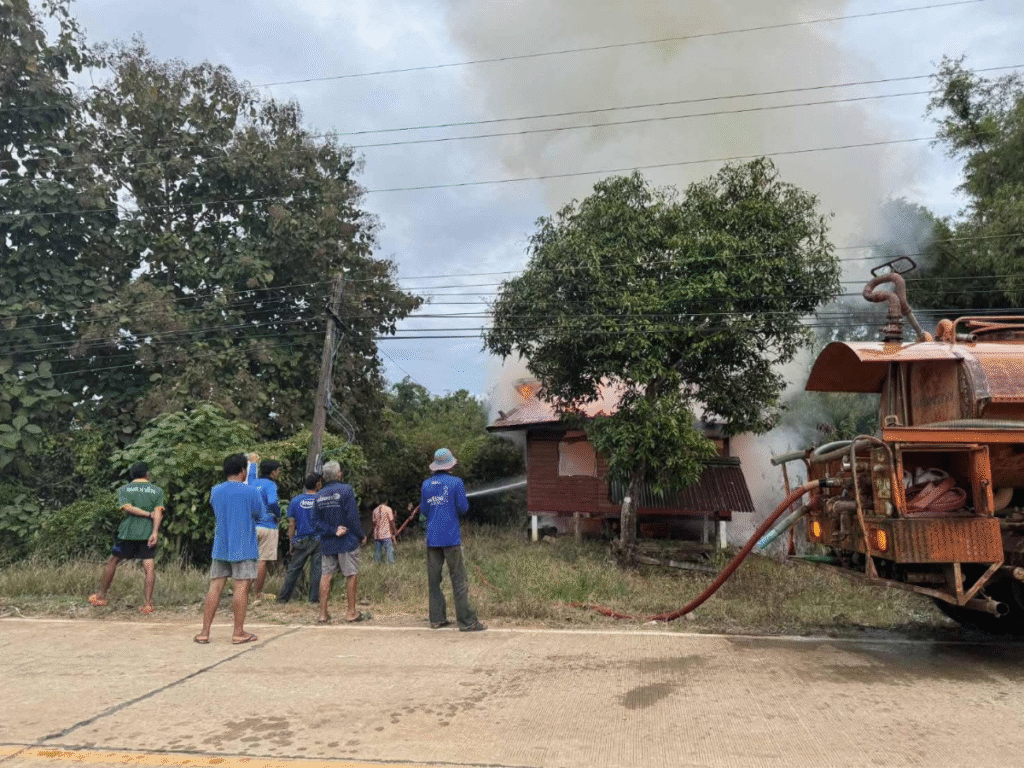 ไฟไหม้บ้านกลางหมู่บ้านโป่งสะทอน หนองไผ่ คาดสาเหตุไฟฟ้าลัดวงจร โชคดีไร้เจ็บ (2)