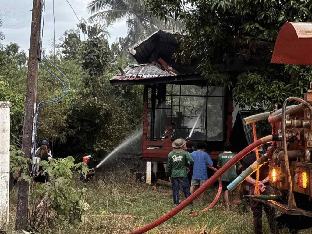 ไฟไหม้บ้านกลางหมู่บ้านโป่งสะทอน หนองไผ่ คาดสาเหตุไฟฟ้าลัดวงจร โชคดีไร้เจ็บ (3)