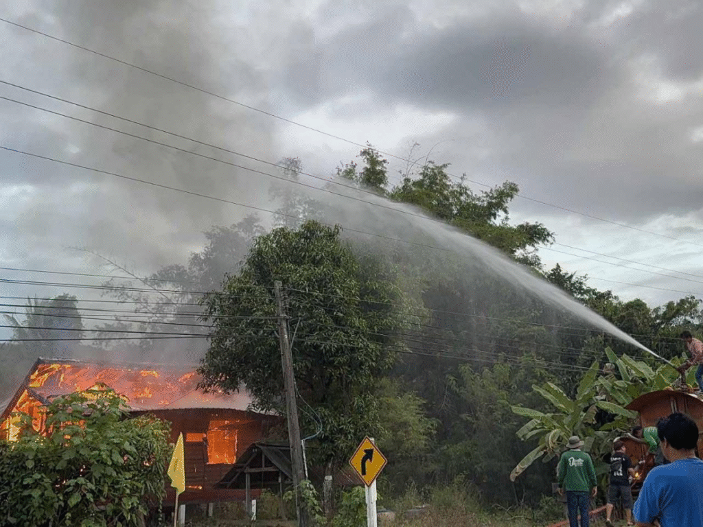 ไฟไหม้บ้านกลางหมู่บ้านโป่งสะทอน หนองไผ่ คาดสาเหตุไฟฟ้าลัดวงจร โชคดีไร้เจ็บ (4)