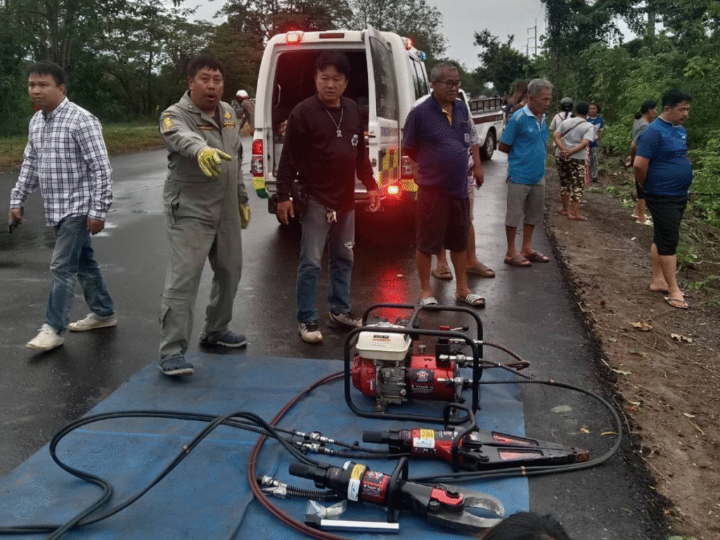 รถหกล้อบรรทุกรถแบคโฮเสียหลักพลิกคว่ำ หนองไผ่ จังหวัดเพชรบูรณ์ บาดเจ็บสาหัส 2 ราย (2)