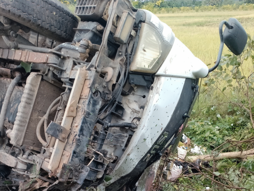 รถหกล้อบรรทุกรถแบคโฮเสียหลักพลิกคว่ำ หนองไผ่ จังหวัดเพชรบูรณ์ บาดเจ็บสาหัส 2 ราย (3)