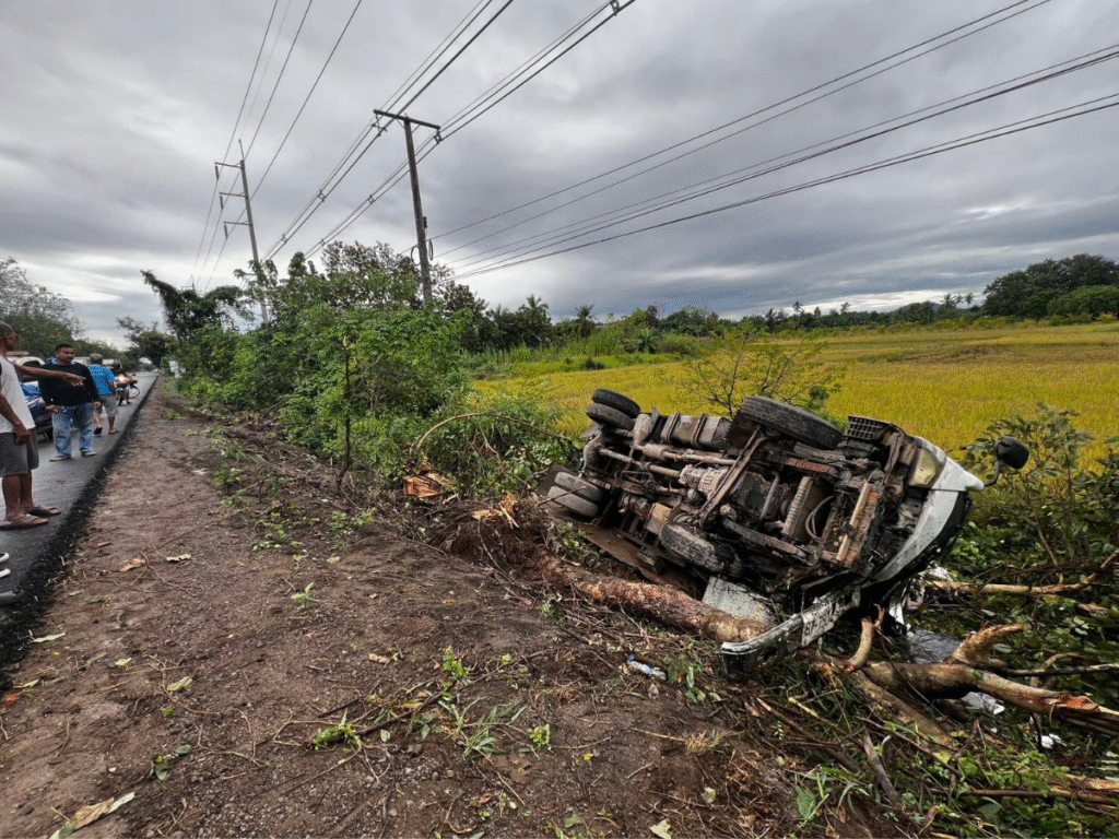 รถหกล้อบรรทุกรถแบคโฮเสียหลักพลิกคว่ำ หนองไผ่ จังหวัดเพชรบูรณ์ บาดเจ็บสาหัส 2 ราย (4)