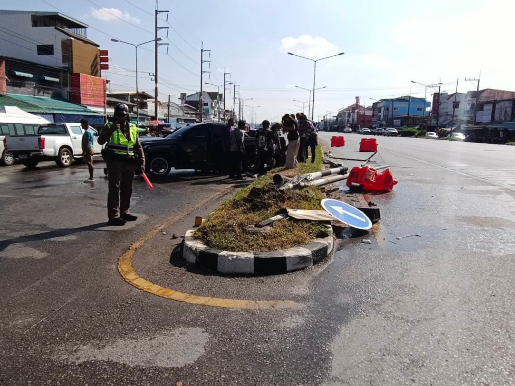อุบัติเหตุรถยนต์เสียหลักชนแบริเออร์และเสาไฟ หน้า “ตลาดท่าพล” ต.ท่าพล (2) อุบัติเหตุรถยนต์เสียหลักชนแบริเออร์และเสาไฟ หน้า “ตลาดท่าพล” ต.ท่าพล (2)