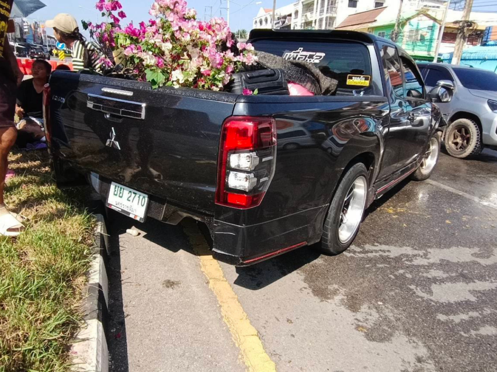 อุบัติเหตุรถยนต์เสียหลักชนแบริเออร์และเสาไฟ หน้า “ตลาดท่าพล” ต.ท่าพล (3) อุบัติเหตุรถยนต์เสียหลักชนแบริเออร์และเสาไฟ หน้า “ตลาดท่าพล” ต.ท่าพล (3)