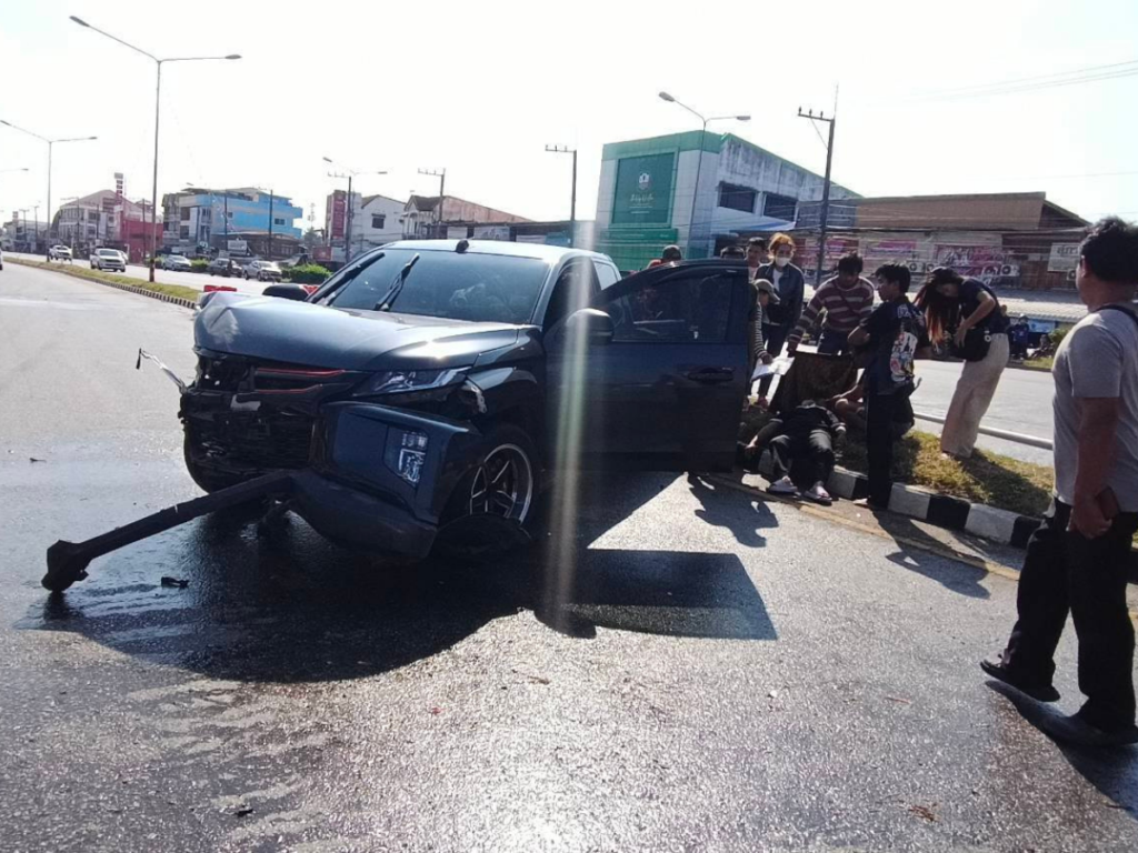 อุบัติเหตุรถยนต์เสียหลักชนแบริเออร์และเสาไฟ หน้า “ตลาดท่าพล” ต.ท่าพล (4) อุบัติเหตุรถยนต์เสียหลักชนแบริเออร์และเสาไฟ หน้า “ตลาดท่าพล” ต.ท่าพล (4)